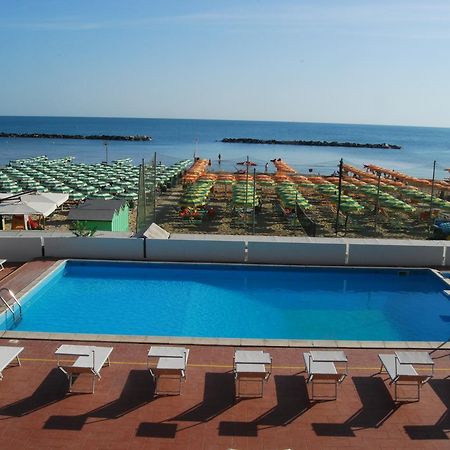 Hotel Embassy Пезаро Экстерьер фото