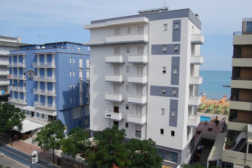 Hotel Embassy Пезаро Экстерьер фото