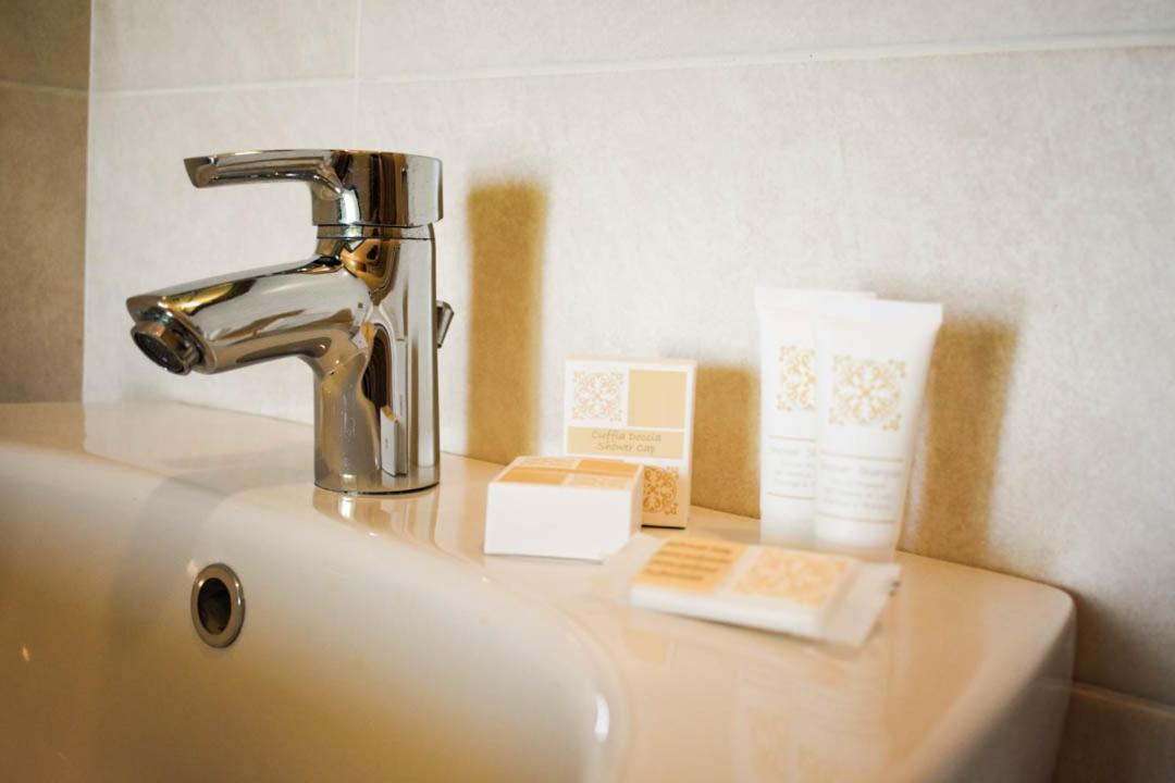 Hotel Embassy Пезаро Экстерьер фото