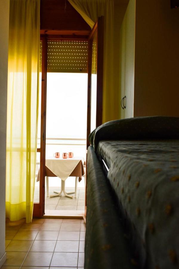 Hotel Embassy Пезаро Экстерьер фото
