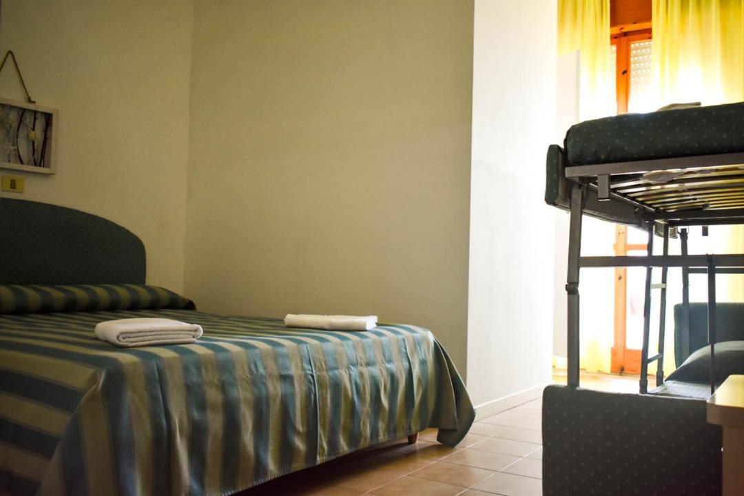 Hotel Embassy Пезаро Экстерьер фото