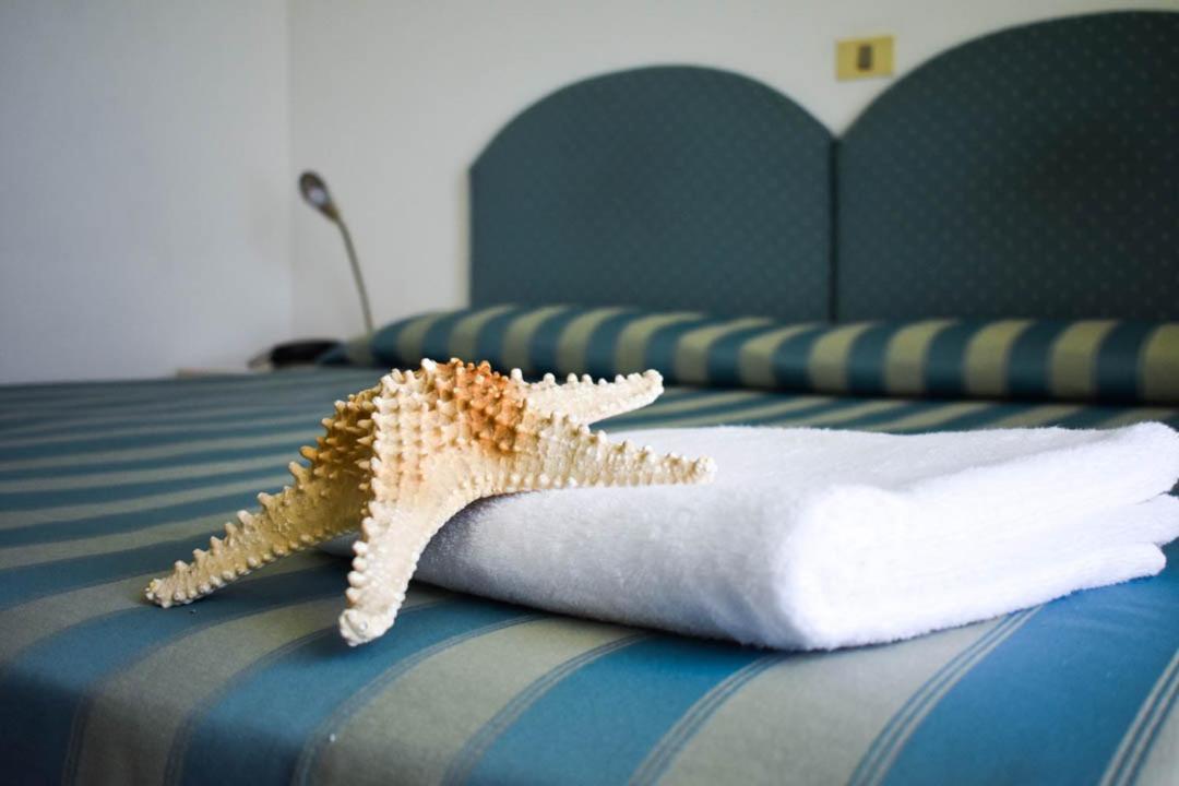 Hotel Embassy Пезаро Экстерьер фото