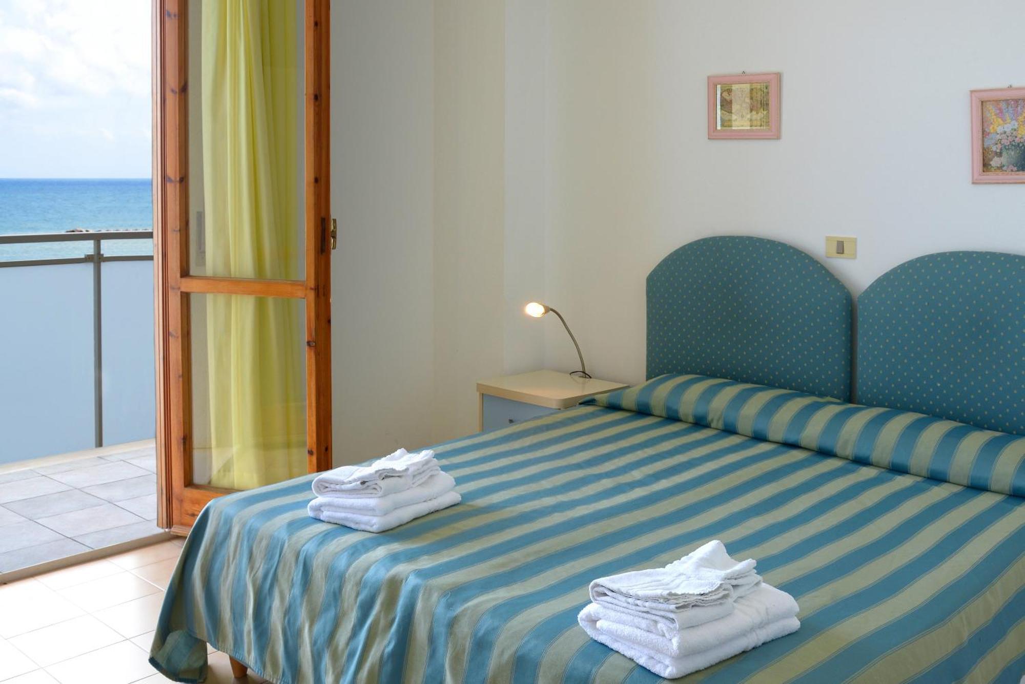 Hotel Embassy Пезаро Экстерьер фото