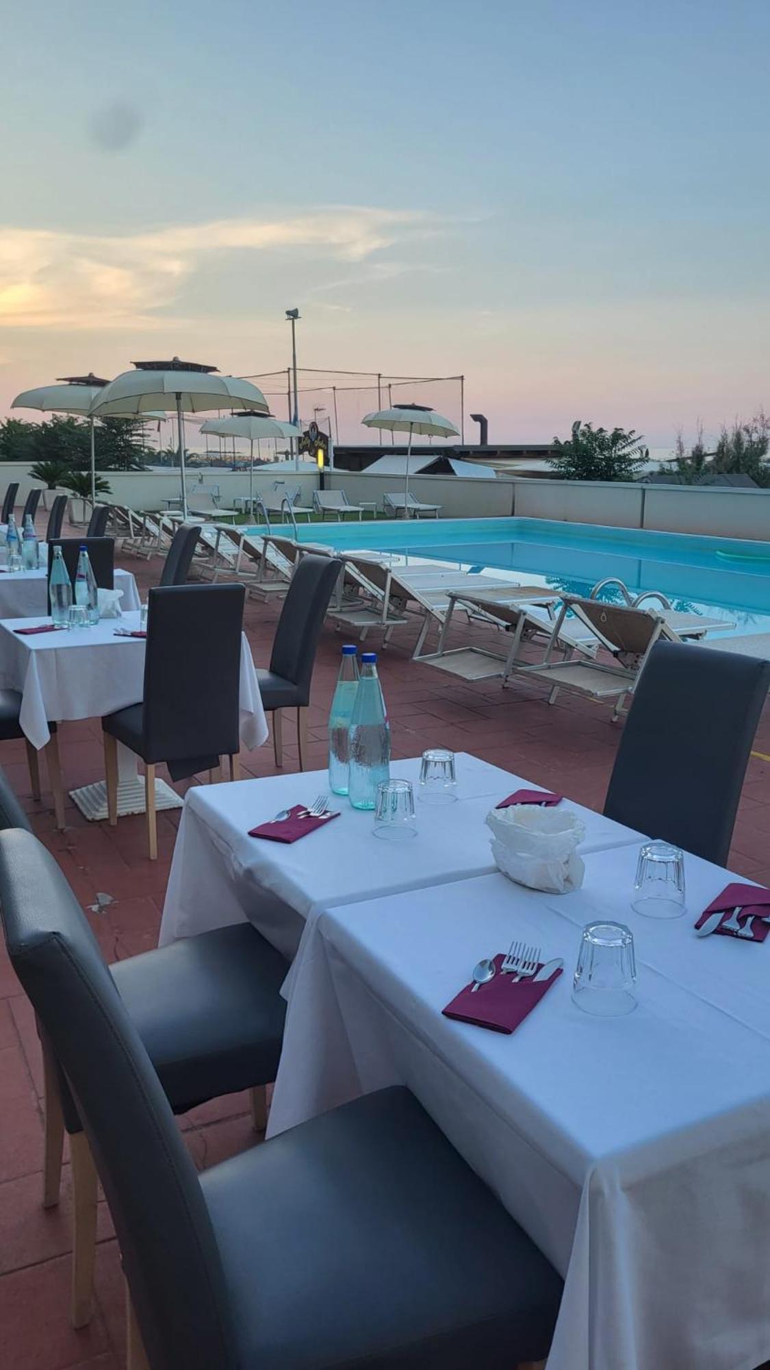 Hotel Embassy Пезаро Экстерьер фото