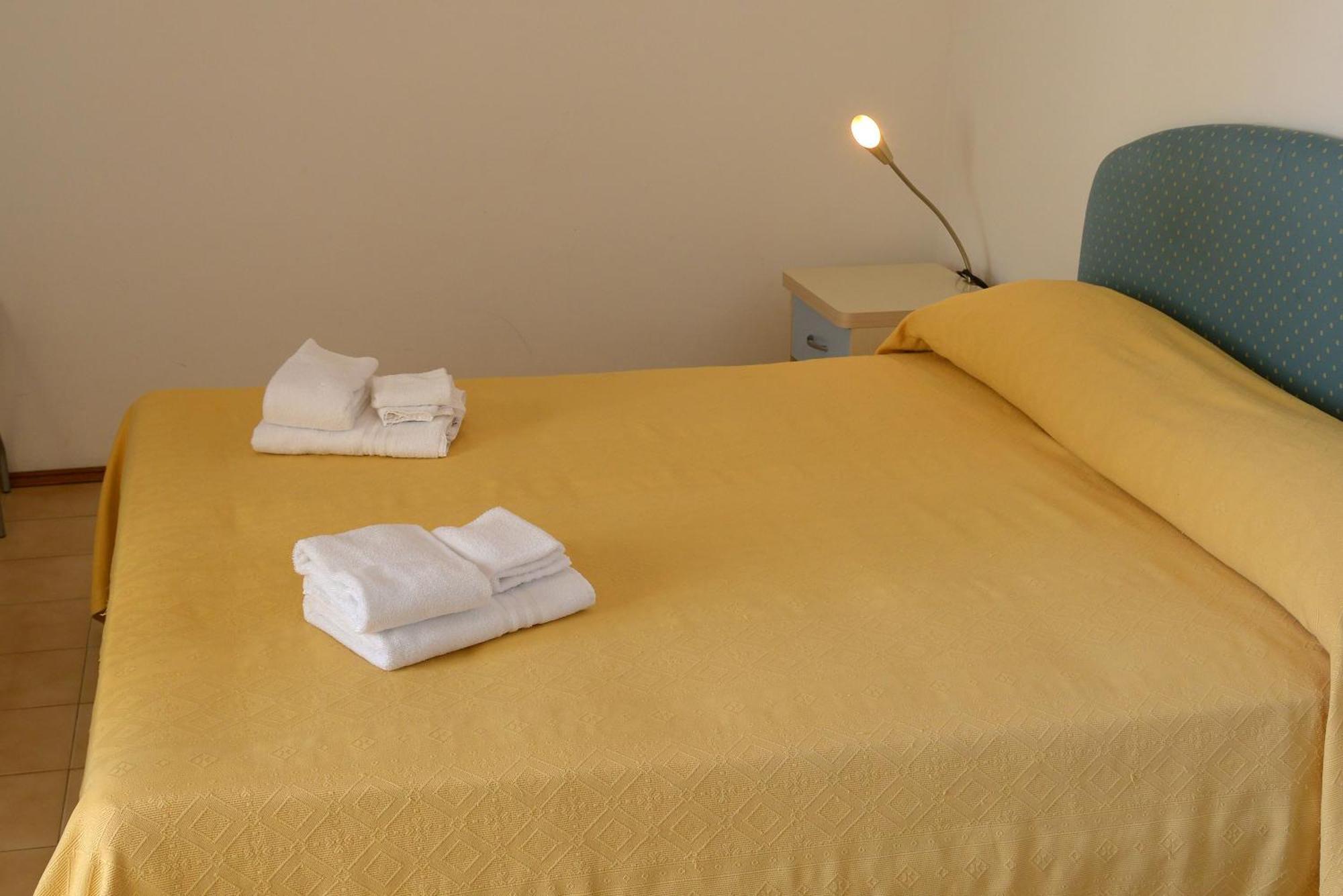 Hotel Embassy Пезаро Экстерьер фото