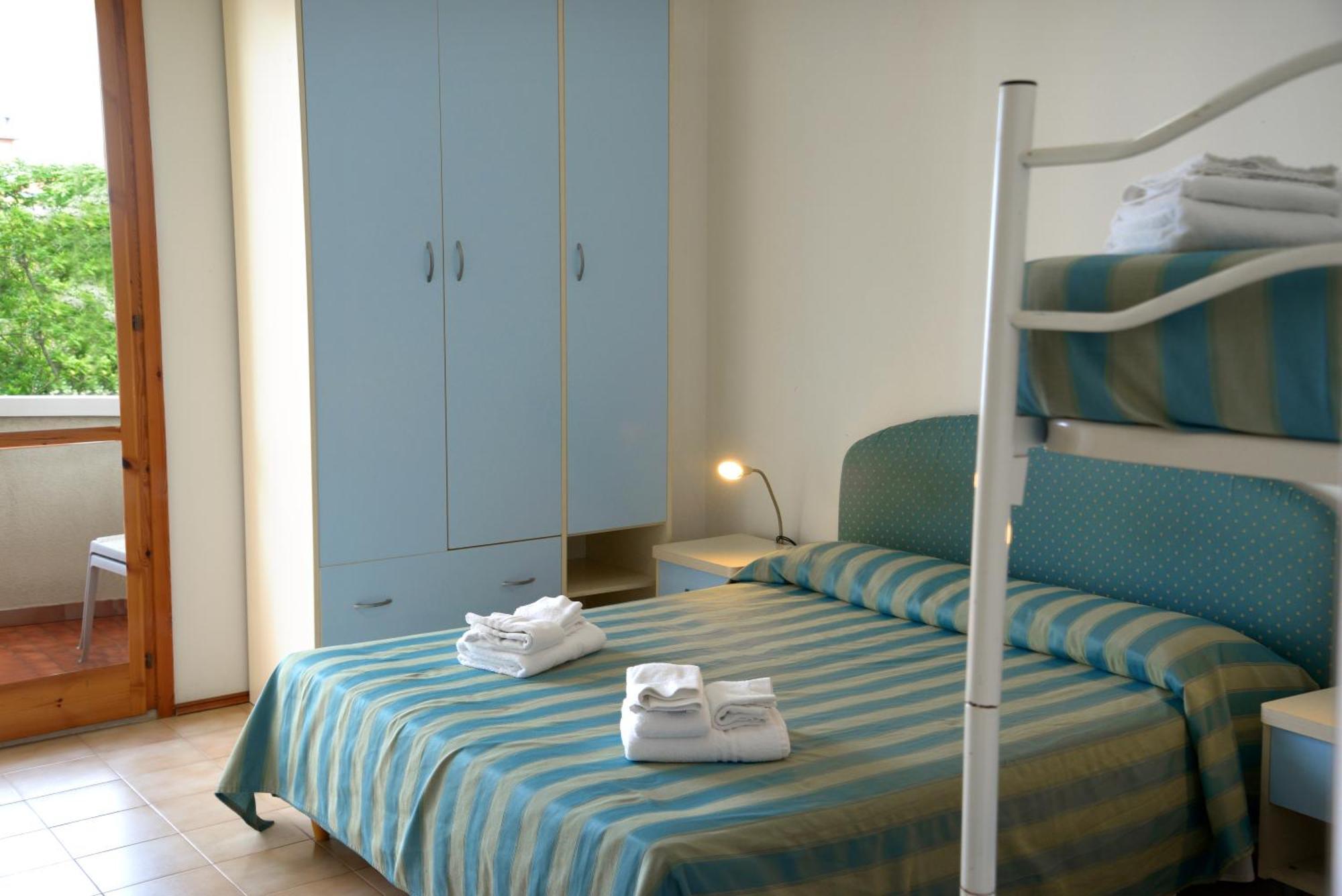 Hotel Embassy Пезаро Экстерьер фото