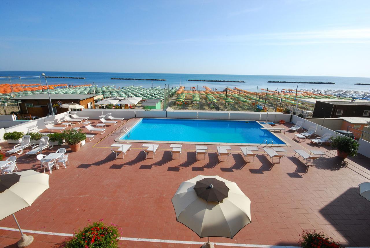 Hotel Embassy Пезаро Экстерьер фото